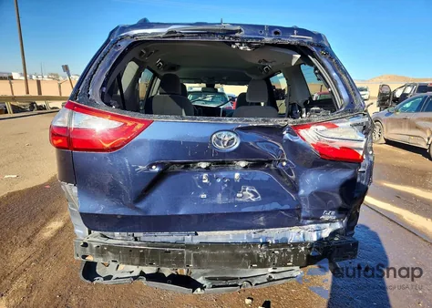 2018 Toyota Sienna Le z USA, uszkodzony, nr VIN 5TDJZ3DC5JS202055